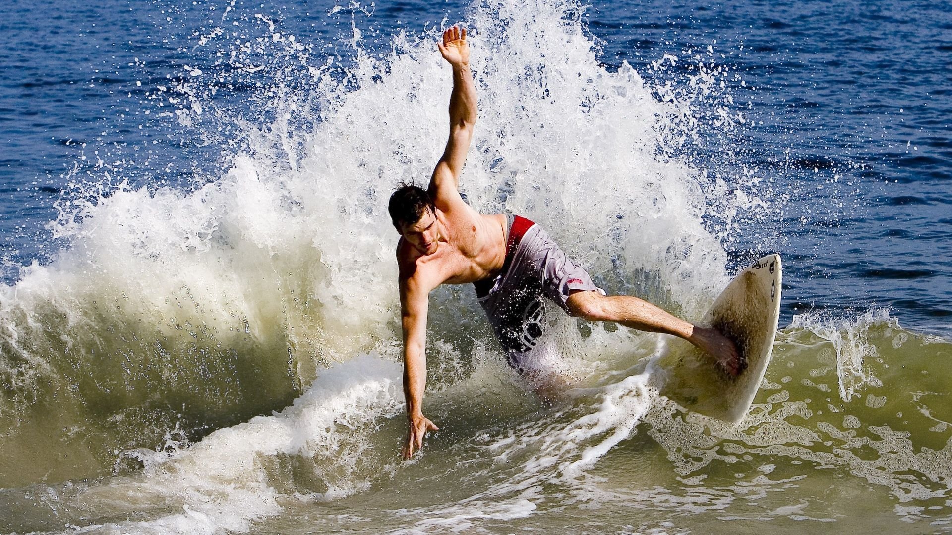 伯恩利-闷平富勒姆，客场未能把握机会保持不败，伯恩利对富勒姆聚胜顽球汇